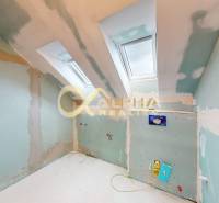 Exkluzívne 3i podkrovný byt s balkónom, 133m2, Zimná ul., Sp. Nová Ves - Interiér 3-izbového bytu s dvoje strešných okien a neomietnutými stenami.