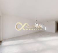 Exkluzívne 2 izbový apartmán s balkónom, 86m2, Zimná ul., Sp. Nová Ves - Priestranná izba s veľkými oknami a bielymi stenami v 2-izbovom byte.