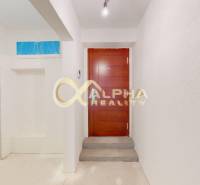 Exkluzívne 2 izbový apartmán s balkónom, 86m2, Zimná ul., Sp. Nová Ves - Chodba v 2-izbovom byte s bielymi stenami a dverami s dreveným dekorom.