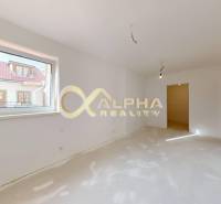 Exkluzívne 2 izbový apartmán s balkónom, 86m2, Zimná ul., Sp. Nová Ves - Interiér 2-izbového bytu s veľkým oknom a bielymi stenami bez podlahovej krytiny.