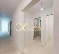 Exkluzívne 2 izbový apartmán s balkónom, 86m2, Zimná ul., Sp. Nová Ves - Chodba novostavby 2-izbového bytu s bielymi stenami a betónovou podlahou.