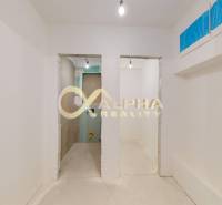 Exkluzívne 2 izbový apartmán s balkónom, 86m2, Zimná ul., Sp. Nová Ves - Prázdna miestnosť s neomietnutými stenami v 2-izbovom byte.