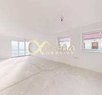 Exkluzívne 2 izbový apartmán s balkónom, 86m2, Zimná ul., Sp. Nová Ves - Priestranná svetlá miestnosť v 2-izbovom byte s veľkými oknami a bielymi stenami.