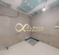 Exkluzívne 2 izbový apartmán s balkónom, 86m2, Zimná ul., Sp. Nová Ves - Nedokončená miestnosť v 2-izbovom byte s prípravou na elektroinštaláciu a inštaláciu sanity.