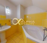 Prenájom priestorov, centrum, Spišská Nová Ves - Žltá kúpeľňa s vaňou, umývadlom a veľkým zrkadlom.