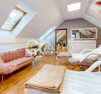 Prenájom priestorov, centrum, Spišská Nová Ves - Podkrovná kancelária s terapeutickými lehátkami a pohovkou, podlaha s dreveným dekorom.