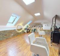 Prenájom priestorov, centrum, Spišská Nová Ves - Interiér kancelárie so stoličkami, zrkadlami a podlahou s dreveným dekorom.