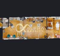 Prenájom priestorov, centrum, Spišská Nová Ves - Pôdorys kancelárií s podlahou s dreveným dekorom, zariadenie pre kozmetické služby.