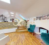 Prenájom priestorov, centrum, Spišská Nová Ves - Kancelárie s podlahou s dreveným dekorom, kamenným múrom a pohodlným sedením.