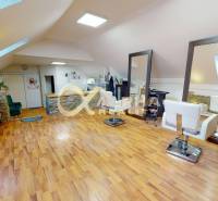 Prenájom priestorov, centrum, Spišská Nová Ves - Interiér kancelárií s podlahou s dreveným dekorom a zrkadlami.