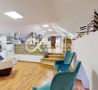 Prenájom priestorov, centrum, Spišská Nová Ves - Kancelárie s podlahou s dreveným dekorom, relaxačné kreslá, umývacie miesto, kuchynka, kamenná stena.