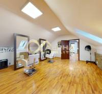 Prenájom priestorov, centrum, Spišská Nová Ves - Podkrovné kancelárie s podlahou s dreveným dekorom a zrkadlami.