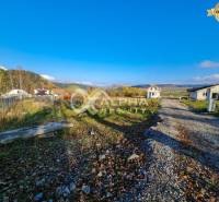 EXKLUZÍVNE Stavebné pozemky, Markušovce, okr. Spišská Nová Ves - Pozemky - bývanie v Markušovciach obklopené zeleňou, viditeľné stavby a príjazdová cesta.