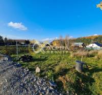 EXKLUZÍVNE Stavebné pozemky, Markušovce, okr. Spišská Nová Ves - Pozemok na bývanie v Markušovciach, obklopený prírodou, s viditeľnými domami v pozadí.