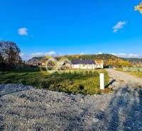 EXKLUZÍVNE Stavebné pozemky, Markušovce, okr. Spišská Nová Ves - Pozemky - bývanie v Markušovciach s výhľadom na okolitú prírodu a rozostavané domy.