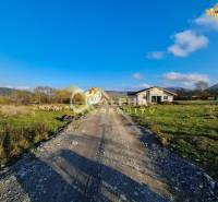 EXKLUZÍVNE Stavebné pozemky, Markušovce, okr. Spišská Nová Ves - Stavebné pozemky na bývanie v Markušovciach s vidieckou zástavbou a lúkami.