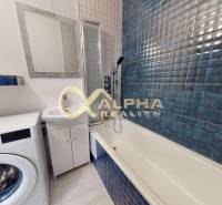 Prenájom: 4 izbový byt s loggiou, sídlisko Mier, Sp.N.Ves - Kúpeľňa v 4-izbovom byte s práčkou, vaňou a modrými obkladmi.