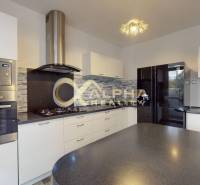 Prenájom: 4 izbový byt s loggiou, sídlisko Mier, Sp.N.Ves - Kuchyňa v 4-izbovom byte s bielymi skrinkami a čiernymi spotrebičmi.