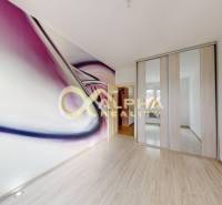 Prenájom: 4 izbový byt s loggiou, sídlisko Mier, Sp.N.Ves - Izba v 4-izbovom byte s abstraktnou tapetou a podlahou s dreveným dekorom.