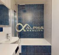 Prenájom: 4 izbový byt s loggiou, sídlisko Mier, Sp.N.Ves - Kúpeľňa so sprchou a umývadlom v 4-izbovom byte. Modré obklady dominujú.