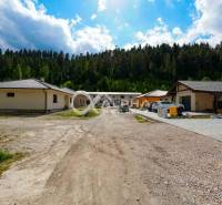 EXKLUZÍVNE Stavebný pozemok, 916m2, Novoveská Huta - Stavebné pozemky na bývanie v Spišskej Novej Vsi obklopené lesmi a domami.