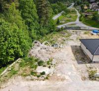 EXKLUZÍVNE Stavebný pozemok, 916m2, Novoveská Huta - Stavebný pozemok v Spišskej Novej Vsi, ideálny pre bývanie, obklopený zeleňou.