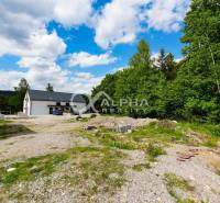 EXKLUZÍVNE Stavebný pozemok, 916m2, Novoveská Huta - Pozemky - bývanie v Spišskej Novej Vsi s bielym domom a bujnou zeleňou.