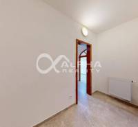 Polyfunkčný priestor na predaj, 66,5m2+pivnica 38m2, Zimná ul., Spišsk - Interiér obchodných priestorov s bielymi stenami a podlahou s dreveným dekorom.