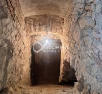 Polyfunkčný priestor na predaj, 66,5m2+pivnica 38m2, Zimná ul., Spišsk - Kamenný schodiskový priestor s osvetlením v obchodných priestoroch.