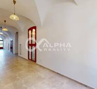 Polyfunkčný priestor na predaj, 66,5m2+pivnica 38m2, Zimná ul., Spišsk - Obchodné priestory s oblúkovými stropmi a farebnými dverami, podlaha s dreveným dekorom.