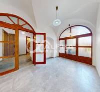 Polyfunkčný priestor na predaj, 66,5m2+pivnica 38m2, Zimná ul., Spišsk - Interiér obchodných priestorov s presklenými dverami a oblúkovým stropom.