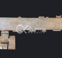 Polyfunkčný priestor na predaj, 66,5m2+pivnica 38m2, Zimná ul., Spišsk - Pôdorys obchodných priestorov s dlažbou zobrazený na tmavom pozadí.