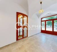 Polyfunkčný priestor na predaj, 66,5m2+pivnica 38m2, Zimná ul., Spišsk - Obchodné priestory s veľkými oknami, klenbovým stropom a podlahou s dreveným dekorom.