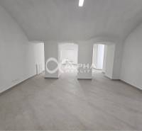 Prenájom obchodných priestorov, 268m2, Letná ulica, Spišská Nová Ves - Obchodné priestory s klenbovými stropmi a svetlými stenami, s dlažbou na podlahe.