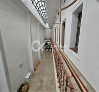 Prenájom obchodných priestorov, 268m2, Letná ulica, Spišská Nová Ves - Interiér obchodných priestorov s dláždenou podlahou a preskleným stropom a zábradlím.