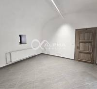 Prenájom obchodných priestorov, 268m2, Letná ulica, Spišská Nová Ves - Obchodné priestory s keramickou podlahou, radiátorom a drevenými dverami.