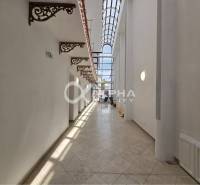 Prenájom obchodných priestorov, 268m2, Letná ulica, Spišská Nová Ves - Presklený interiér obchodných priestorov so zdobenými konzolami a kamennou podlahou.