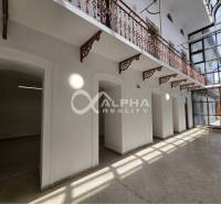 Prenájom obchodných priestorov, 268m2, Letná ulica, Spišská Nová Ves - Interiér obchodných priestorov s presklenými stenami a ozdobným kovovým zábradlím.