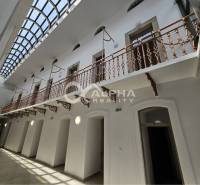 Prenájom obchodných priestorov, 268m2, Letná ulica, Spišská Nová Ves - Obchodné priestory s presklenou strechou a ozdobným zábradlím na poschodí.