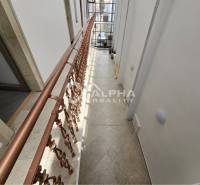 Prenájom obchodných priestorov, 268m2, Letná ulica, Spišská Nová Ves - Interiér s dlažbovou podlahou a kovovým zábradlím v obchodných priestoroch.