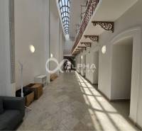 Prenájom obchodných priestorov, 268m2, Letná ulica, Spišská Nová Ves - Chodba s presklenou strechou a dekoratívnym zábradlím v obchodných priestoroch.