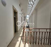 Prenájom obchodných priestorov, 268m2, Letná ulica, Spišská Nová Ves - Chodba s klenutými oknami a kovovým zábradlím v obchodných priestoroch.