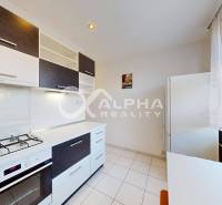 Prenájom 2 izbový byt, J. Wolkera, Spišská Nová Ves - Kuchyňa v 2-izbovom byte s bielym nábytkom a plynovým sporákom.