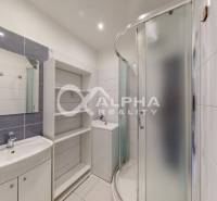 Prenájom 2 izbový byt, J. Wolkera, Spišská Nová Ves - Kúpeľňa s bielymi obkladačkami, sprchovým kútom a zrkadlom v 2-izbovom byte.