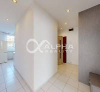 Prenájom 2 izbový byt, J. Wolkera, Spišská Nová Ves - Chodba s bielymi stenami, dlažbou a vešiakovou stenou v 2-izbovom byte.