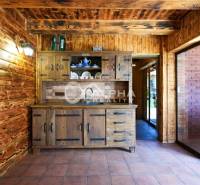 Exkluzívne: Rodinný dom, centrum, Spišská Nová Ves - Interiér rodinného domu s dreveným dekorom a presklenými dverami na terasu.