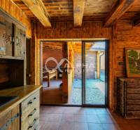 Exkluzívne: Rodinný dom, centrum, Spišská Nová Ves - Drevený interiér rodinného domu s rustikálnym nábytkom a výhľadom na dvor.