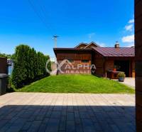 Exkluzívne: Rodinný dom, centrum, Spišská Nová Ves - Záhrada rodinného domu v Spišskej Novej Vsi s trávnikom a terasou.