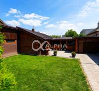 Exkluzívne: Rodinný dom, centrum, Spišská Nová Ves - Záhrada a garáž pri rodinnom dome v Spišskej Novej Vsi s dlažbovou príjazdovou cestou.