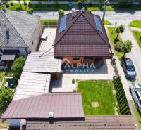 Exkluzívne: Rodinný dom, centrum, Spišská Nová Ves - Rodinný dom v Spišskej Novej Vsi so solárnymi panelmi a upravenou záhradou.